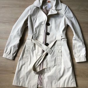 Trench coat with belt